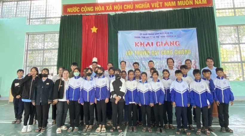 Các học viên tham gia lớp học về cồng chiêng.