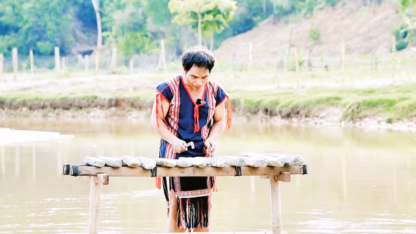 Nghệ nhân Ưu tú A Huynh trình diễn đàn đá. 