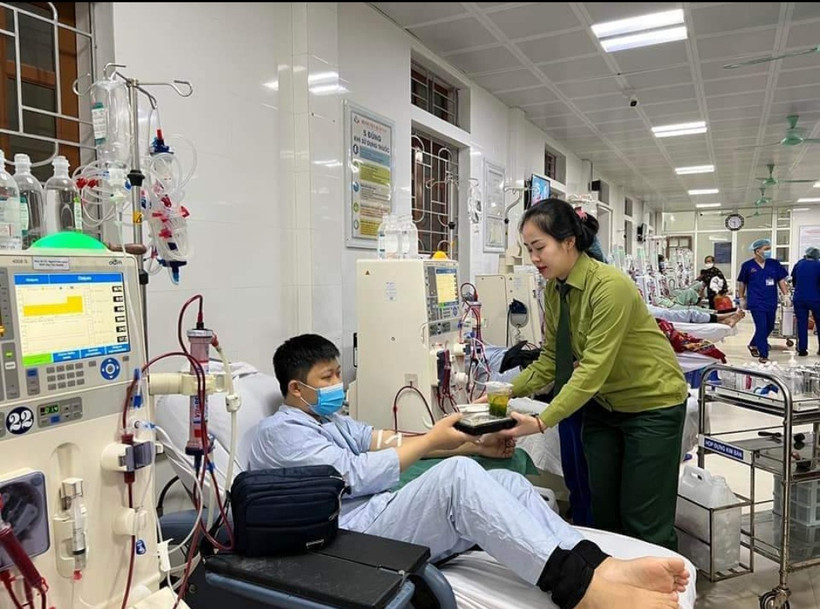 Hội viên Hội Phụ nữ Bệnh viện Quân y 4 chăm sóc bệnh nhân. 