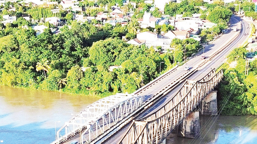 Nằm bên cạnh hai cây cầu mới xây, mặc dù không còn phục vụ mục đích giao thông, nhưng cầu Sêrêpôk là chứng nhân lịch sử một thời hào hùng của đất và người Tây Nguyên.