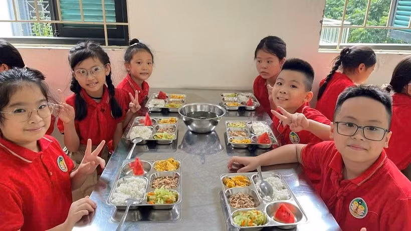 Giờ ăn trưa của học sinh Trường tiểu học Chất lượng cao Tràng An, quận Hoàn Kiếm, Hà Nội. 
