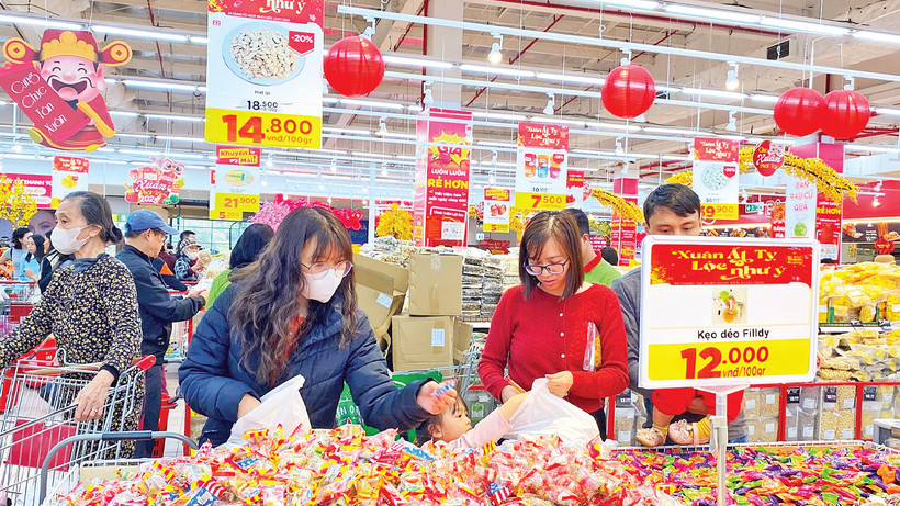 Người dân mua sắm Tết tại siêu thị GO!-BigC. 