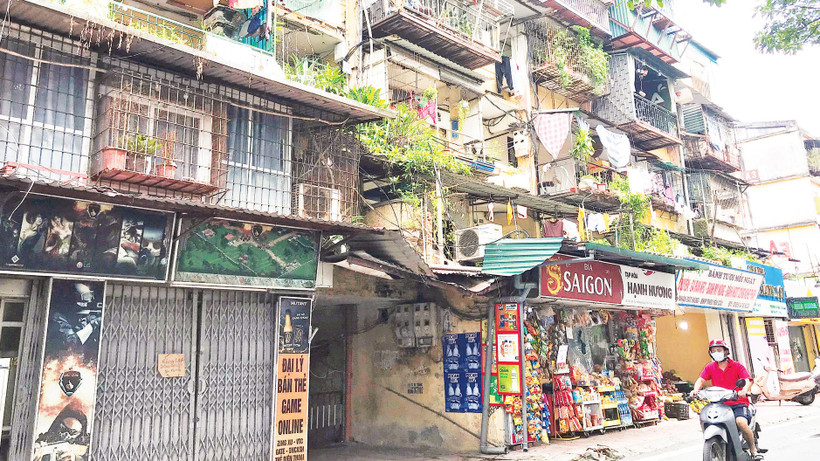 Một chung cư cũ ở Hà Nội xuống cấp cần cải tạo, xây dựng lại. 