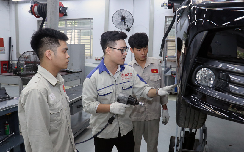 Trường cao đẳng Cơ điện Hà Nội kiểm tra tay nghề của người lao động trước khi sang làm việc tại Nhật Bản. (Ảnh MINH THẮNG) 