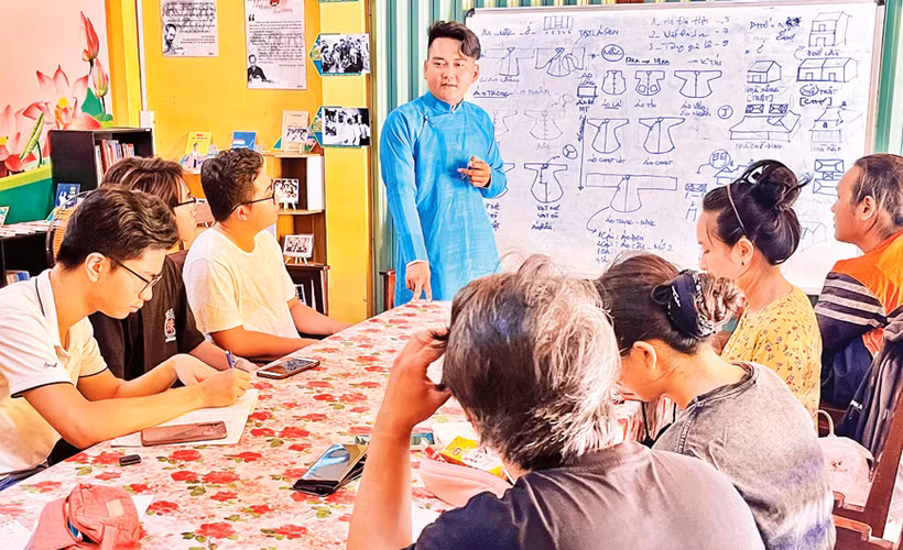 “Cổ lệ học đàng” là lớp học về văn hóa truyền thống được nhiều bạn trẻ yêu thích. 