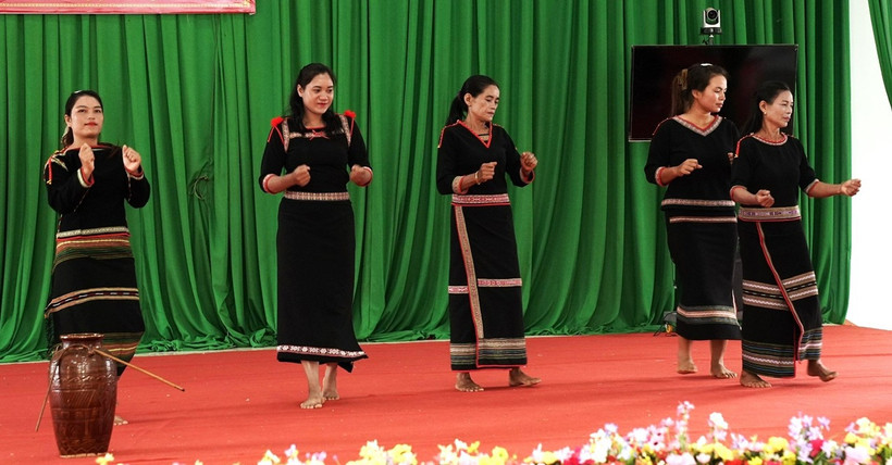 Các học viên diễn xướng tại lớp học.