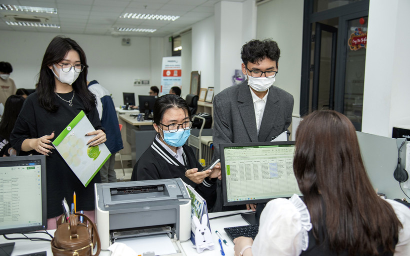 Thí sinh đăng ký xét tuyển vào Trường đại học Phenikaa năm 2023. (Ảnh CẨM LỆ) 