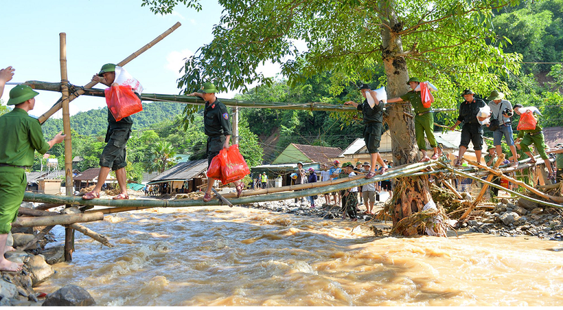Công an tỉnh Nghệ An vận chuyển nhu yếu phẩm hỗ trợ người dân xã Tà Cạ, huyện Kỳ Sơn ổn định cuộc sống sau trận lũ vừa qua. 
