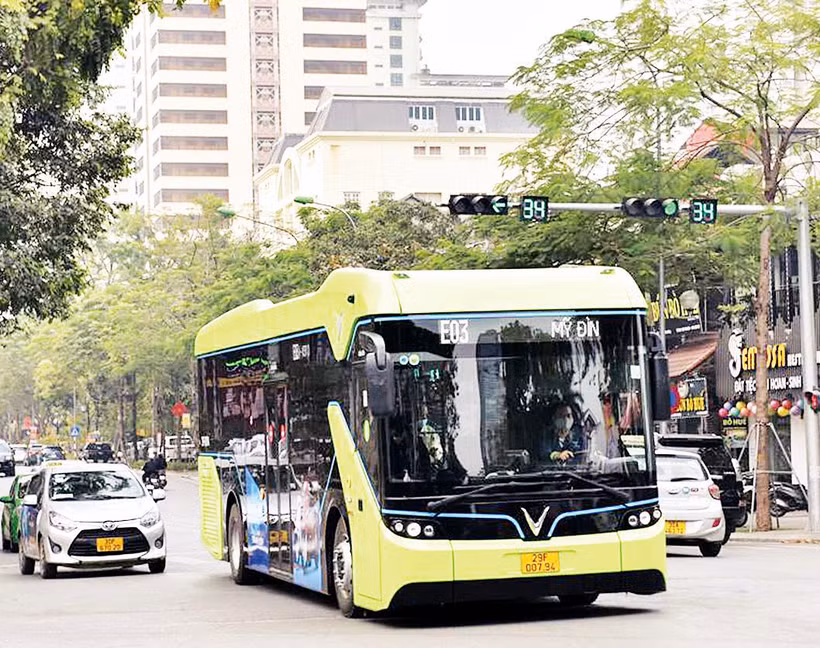 Xe buýt điện số 03 hoạt động trên tuyến Mỹ Ðình-Khu đô thị Ocean Park. (Ảnh PHẠM HÙNG) 
