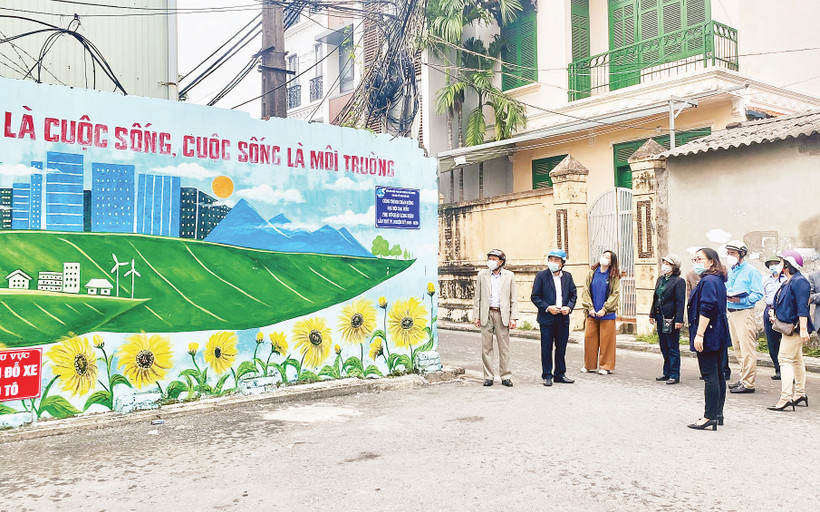 Cảnh quan môi trường xanh, sạch, đẹp tại tổ dân phố phường Việt Hưng. (Ảnh THANH NHÀN) 