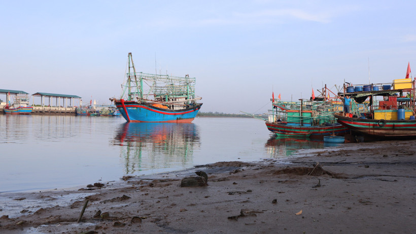 Tàu thuyền khó khăn khi ra vào cảng Lạch Quèn do tình trạng bồi lắng nghiêm trọng.
