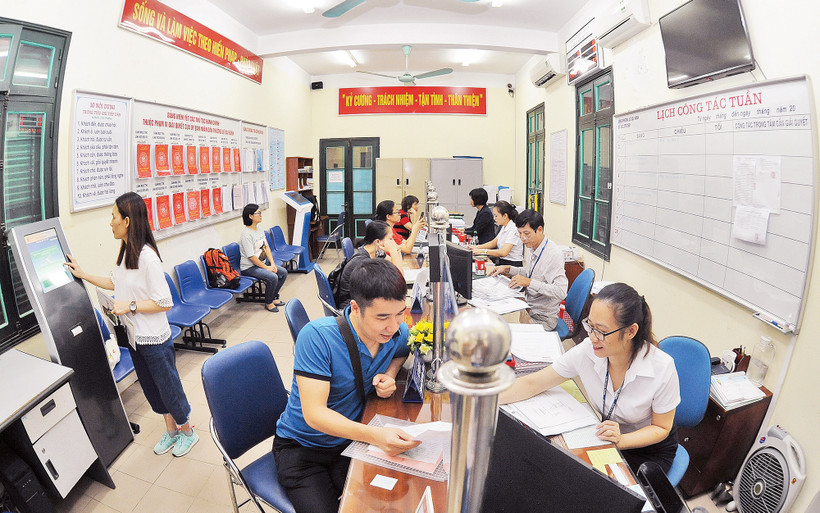 Người dân làm các thủ tục hành chính tại bộ phận 1 cửa Phường Lê Đại Hành, Quận Hai Bà Trưng, TP Hà Nội. Ảnh: Trần Hải 