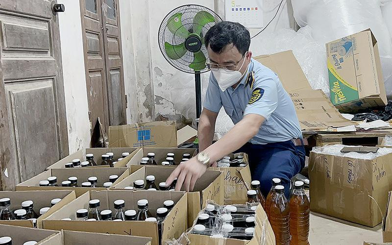 Lực lượng chức năng thành phố Hà Nội kiểm tra lô hàng "mật ong hoa nhãn" được chế biến từ đường, nha và nước cốt mạch. (Ảnh Tổng cục Quản lý thị trường)