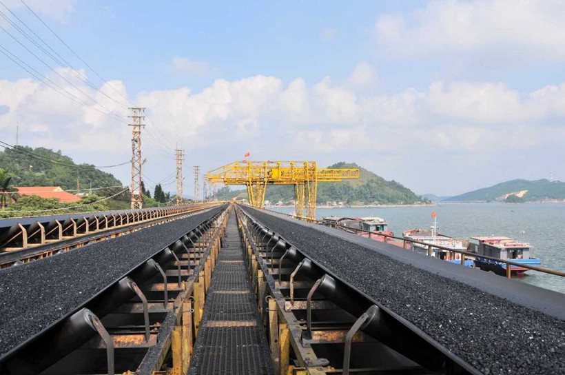 Tiêu thụ mẻ than đầu tiên trong ngày đầu Xuân mới Ất Tỵ 2025 tại cảng Cửa Ông. 