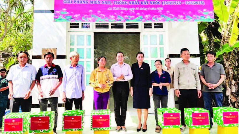 Trao nhà tình thương tặng các hộ cận nghèo huyện Cần Giờ năm 2025. (Ảnh SÔNG LA) 