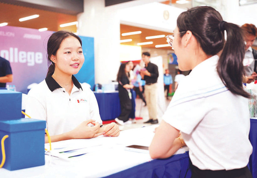 Sinh viên tham gia “Ngày hội Văn hóa và Tuyển dụng Việt-Hàn năm 2025” do Trường đại học Công nghệ Thành phố Hồ Chí Minh tổ chức. 