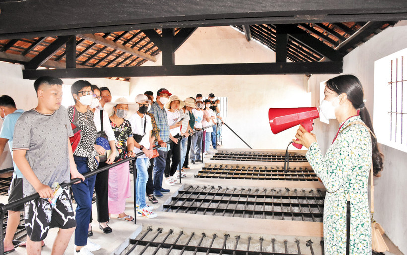 Du khách tham quan nhà tù Côn Ðảo. 