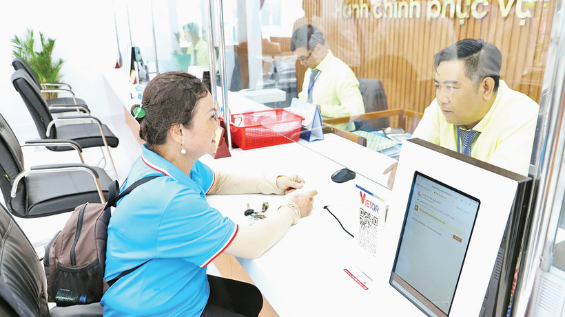 Người dân liên hệ công tác tại Bộ phận một cửa của Ủy ban nhân dân huyện Nhà Bè. 