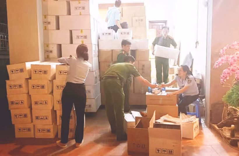 Lực lượng Công an thành phố và Quản lý thị trường Hà Nội kiểm tra kho hàng tập kết hàng hóa của các công ty dược phẩm. (Ảnh NGUYỄN HOÀNG) 
