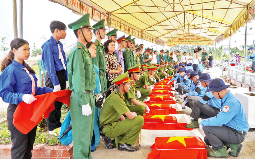 Cán bộ, chiến sĩ Đội K92 thực hiện nghi thức an táng liệt sĩ được quy tập về từ Campuchia. 