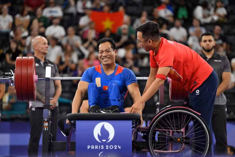 Niềm vui của Lê Văn Công khi đạt mức nâng tạ thành công tại Paralympic Paris 2024. (Ảnh GETTY) 
