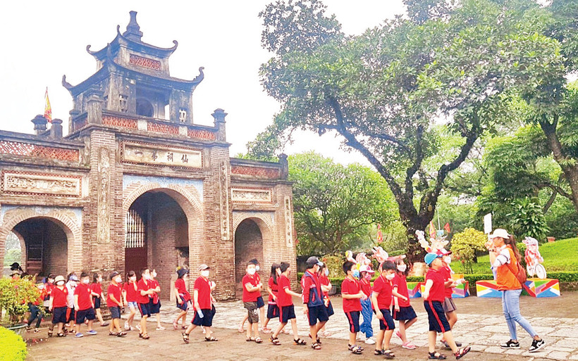 Các em học sinh tham quan di tích Thành cổ Cổ Loa. 