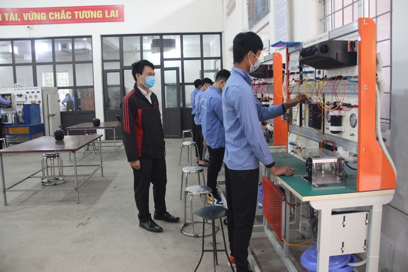Giờ thực hành của sinh viên Trường cao đẳng Cơ điện và Thủy lợi Hưng Yên.