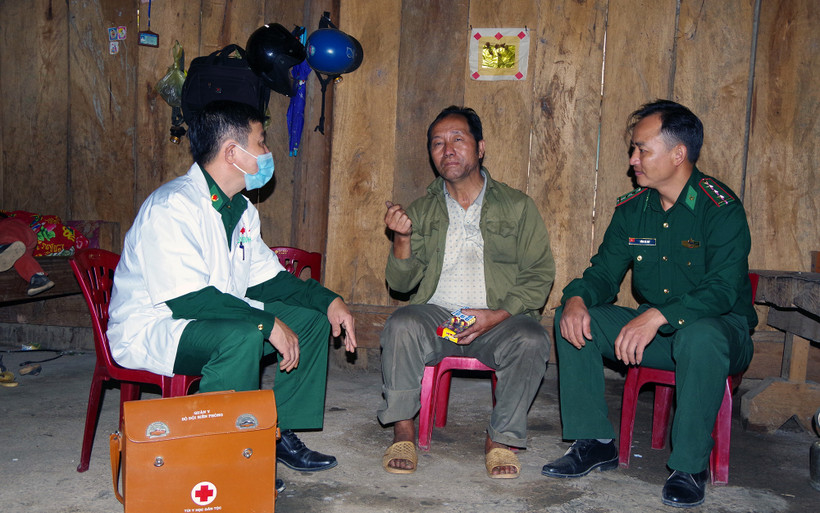 Cán bộ, nhân viên Phòng khám quân dân y kết hợp ở bản Mường Lống (thuộc Ðồn Biên phòng Tri Lễ, Bộ đội Biên phòng tỉnh Nghệ An) khám, chữa bệnh lưu động, kết hợp tuyên truyền pháp luật cho nhân dân. 