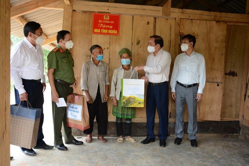 Trao nhà ở mới cho hộ nghèo tại huyện Trạm Tấu