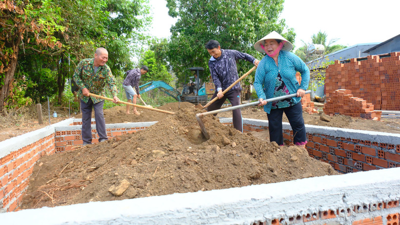 Chị Nguyễn Hồng Phúc ở khu phố Thanh Bình, thị trấn Thanh Hòa, huyện Bù Đốp cùng người thân góp thêm tiền và ngày công để xây dựng ngôi nhà mới khang trang hơn. 