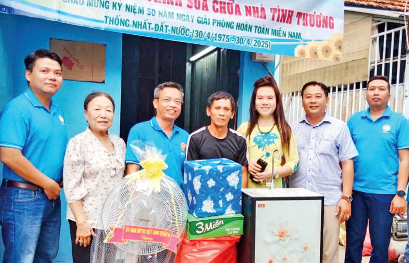 Các cơ quan, đơn vị tổ chức lễ bàn giao nhà tình thương cho hộ gia đình ông Huỳnh Văn Tươi, ngụ Phường 5, Quận 8. 