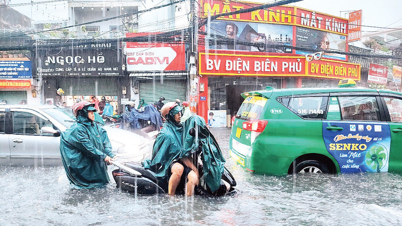 Khu vực chung quanh chợ Thủ Đức thường xuyên ngập nặng sau mỗi trận mưa. 