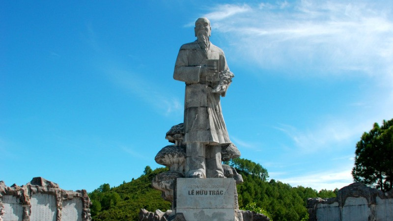 Tượng đài đại danh y Hải Thượng Lãn Ông Lê Hữu Trác tại xã Sơn Trung, huyện Hương Sơn (Hà Tĩnh). (Ảnh MINH LÝ) 