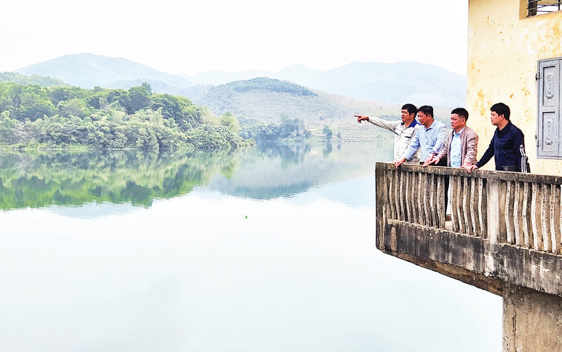 Lãnh đạo Công ty TNHH một thành viên Khai thác công trình thủy lợi Hòa Bình và Chi cục Ðê điều kiểm tra công tác tưới tiêu hồ Ðầm Bài tại xã Thịnh Minh, thành phố Hòa Bình. (Ảnh Trần Hảo) 