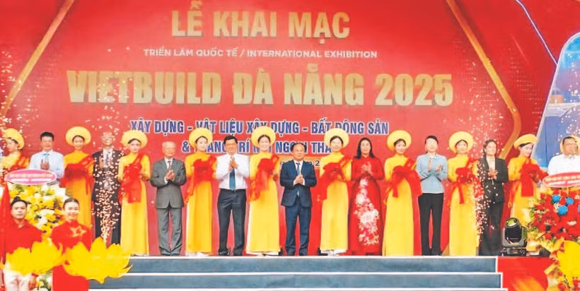 Các đại biểu cắt băng khai mạc triển lãm quốc tế Vietbuild Đà Nẵng 2025. (Ảnh TL)