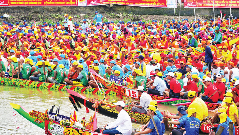 Đua ghe Ngo trong Lễ hội Oóc Om Bóc của Sóc Trăng được kỷ lục Guinness Việt Nam công nhận có số lượng ghe và vận động viên tham gia đông nhất Việt Nam. 