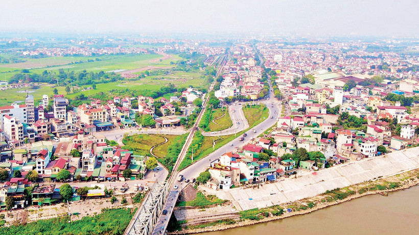 Hạ tầng giao thông đồng bộ tại thị trấn Yên Viên, huyện Gia Lâm. (Ảnh NGUYỄN QUANG) 