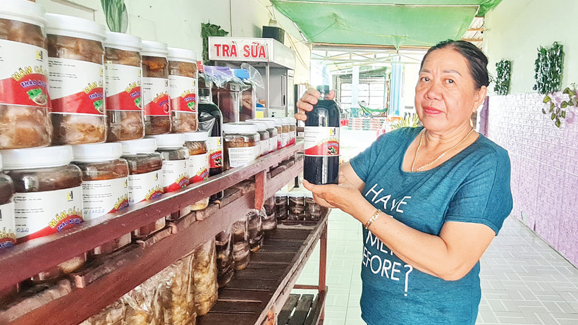 Nước mắm cá đồng truyền thống được đóng chai thành phẩm. 