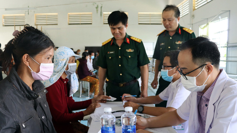 Các y, bác sĩ Bệnh viện 7B (Quân khu 7) khám bệnh, cấp thuốc miễn phí cho người dân xã Thanh Sơn, huyện Ðịnh Quán, tỉnh Ðồng Nai. 