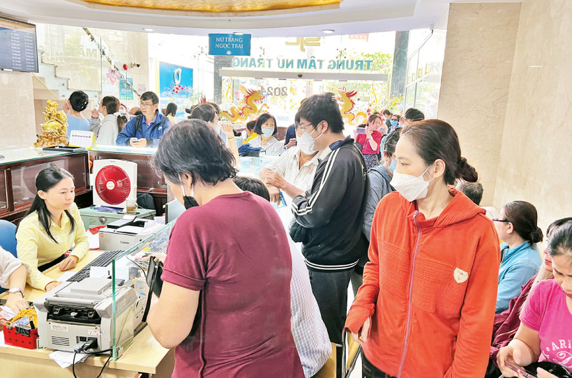 Người dân xếp hàng mua vàng tại Công ty Vàng bạc, đá quý Sài Gòn (Quận 3, Thành phố Hồ Chí Minh). 