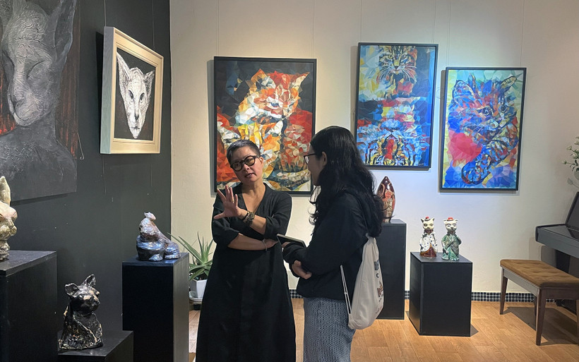 Họa sĩ Trương Thúy Anh tại triển lãm "Miêu". 