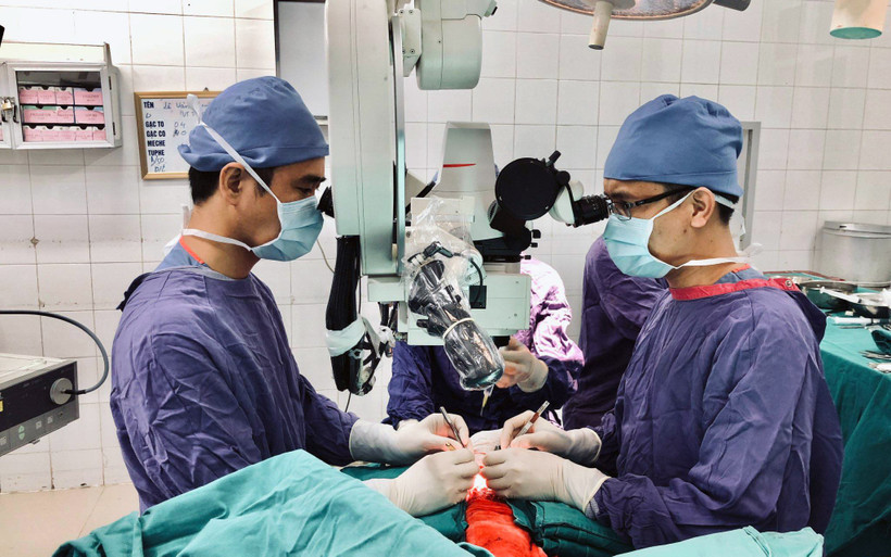 Hoạt động mổ phiên tại Bệnh viện Hữu nghị Việt Ðức đã trở lại bình thường. Trong ảnh: Các bác sĩ Khoa Phẫu thuật Hàm mặt-Tạo hình-Thẩm mỹ thực hiện ca phẫu thuật nối da đầu bị lột đứt rời cho người bệnh. 