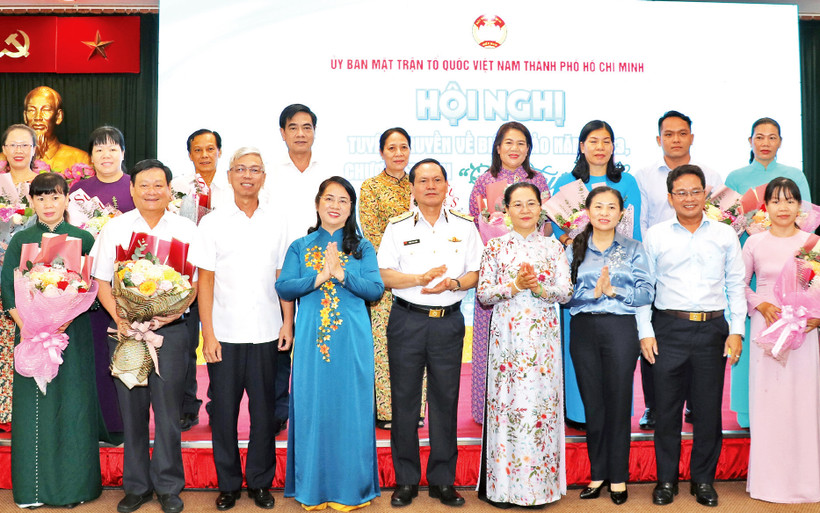 Lãnh đạo Ủy ban nhân dân, Mặt trận Tổ quốc thành phố trao hoa cho các đơn vị đóng góp cho Chương trình "Vì Trường Sa xanh". 