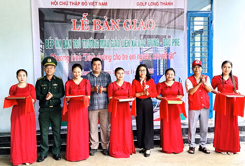 Cắt băng khánh thành, đưa công trình bếp ăn bán trú vào sử dụng.