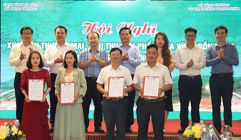 Các đơn vị sản xuất, phân phối trao đổi biên bản ghi nhớ.