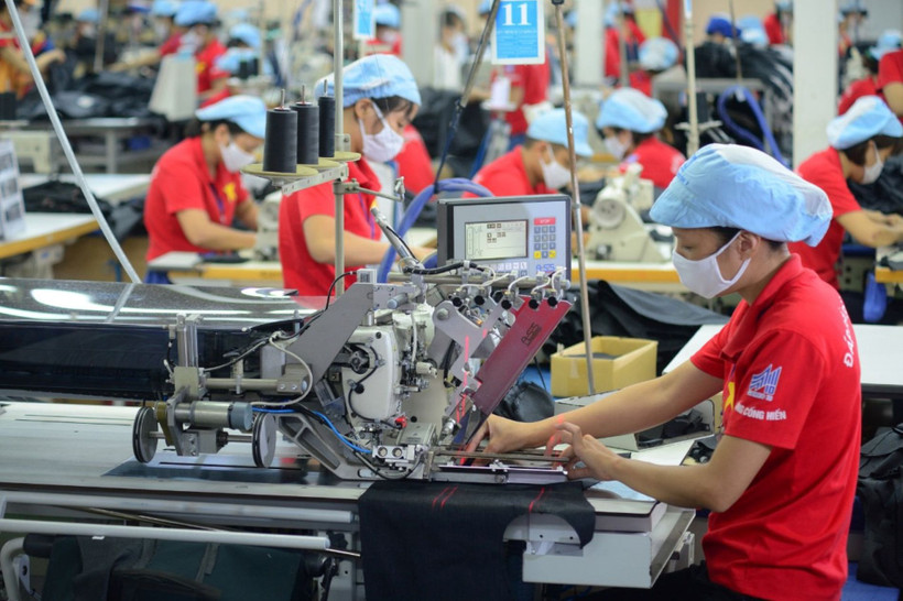 Các doanh nghiệp dệt may mong muốn các ngân hàng tiếp tục giảm lãi suất cho vay. Trong ảnh: Sản xuất tại Tổng công ty May 10. 