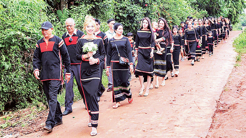 Cô dâu Ê Đê và đoàn rước rể trên đường từ nhà gái sang nhà trai. 