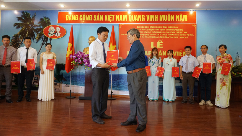 Lễ kết nạp đảng viên mới tại Khu công nghiệp Suối Dầu, huyện Cam Lâm (Khánh Hòa). 