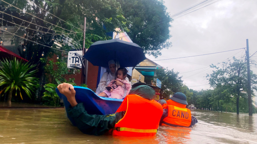 Lực lượng chức năng thành phố Huế (Thừa Thiên Huế) đưa người dân khỏi nơi ngập lụt nguy hiểm đến địa điểm an toàn. (Ảnh QUANG HỒNG) 