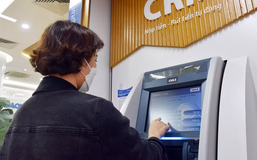 Khách hàng ngày càng được trải nghiệm nhiều dịch vụ ngân hàng bằng công nghệ số. (Ảnh TRẦN HẢI) 